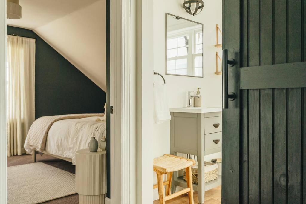 Cozy Cottage, Hot Tub, Fire Pit, 15Min To Hudson And Hiking Catskill Bagian luar foto
