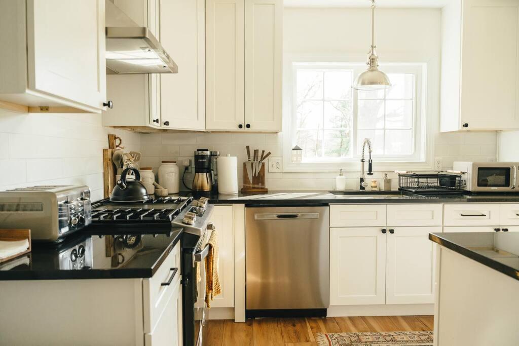 Cozy Cottage, Hot Tub, Fire Pit, 15Min To Hudson And Hiking Catskill Bagian luar foto